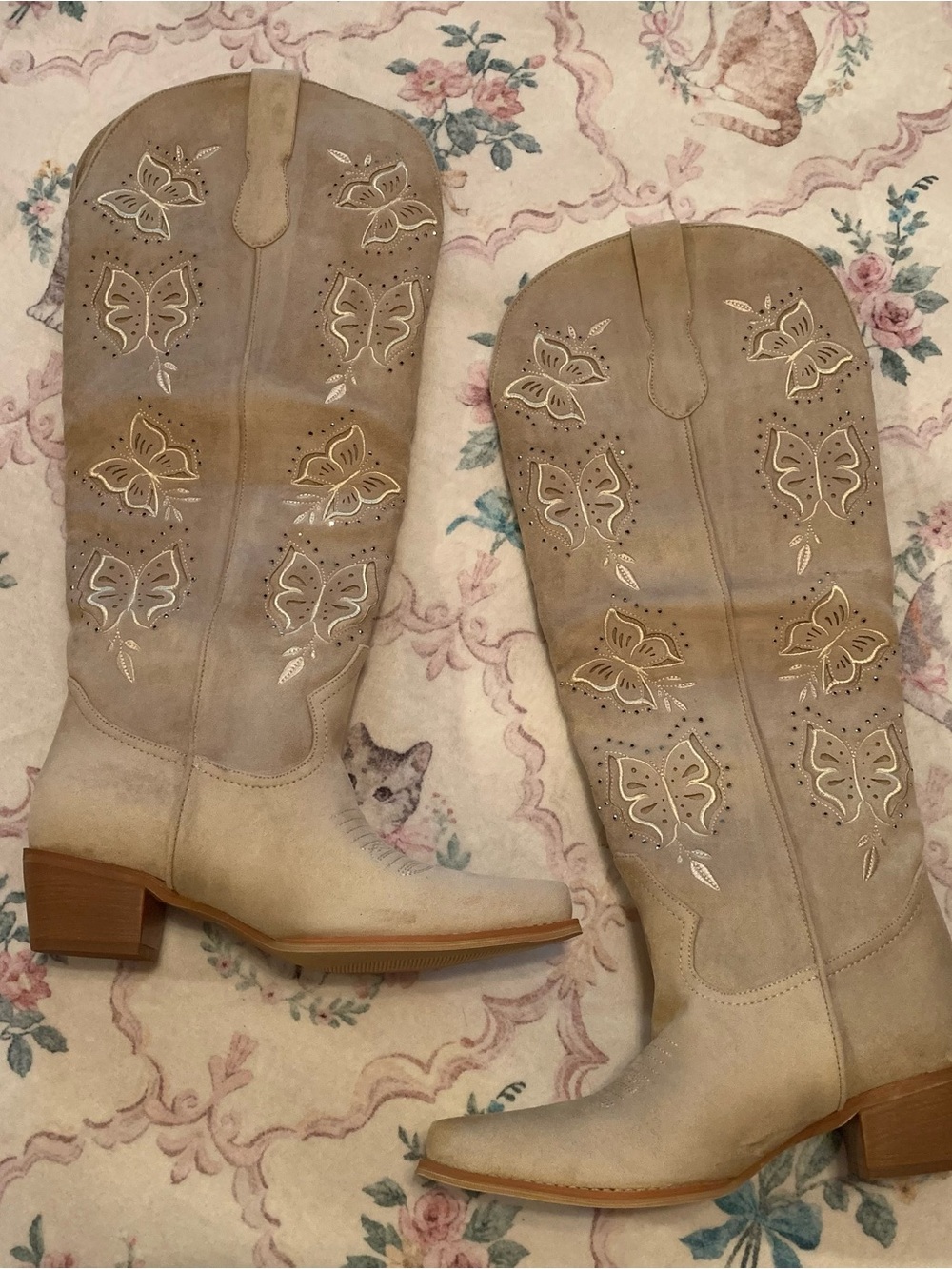 EASYFOX NWOT Women's Beige Butterfly Rhinestone Embroidered Western Boots